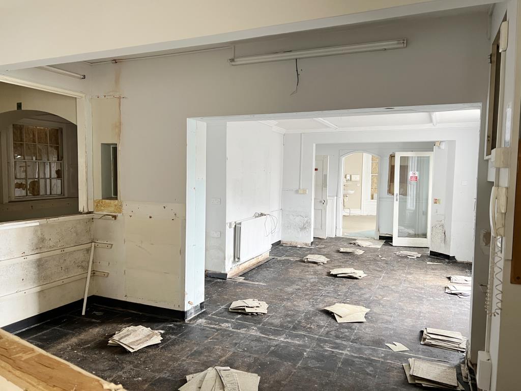 Lot: 40 - LANDMARK FREEHOLD BUILDING WITH PLANNING FOR REDEVELOPMENT - Reception area of former surgery
